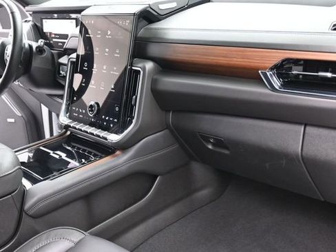 Used 2025 GMC Yukon XL Denali AWD/4WD image 28