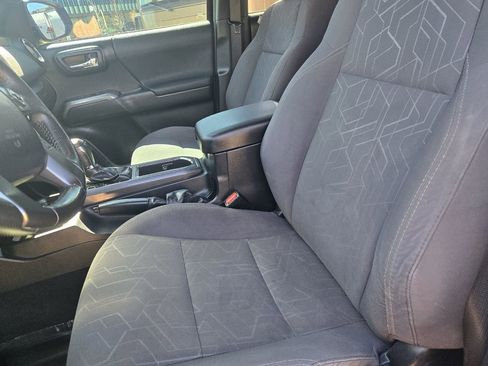 Used 2018 Toyota Tacoma TRD Sport w/ Technology Package image 15