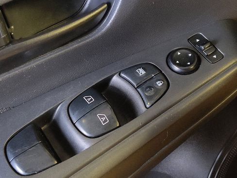 Used 2021 Nissan Kicks S image 27