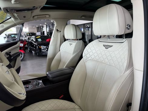 Used 2017 Bentley Bentayga image 11