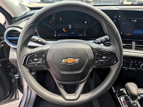 Used 2025 Chevrolet Trax LT FWD image 14