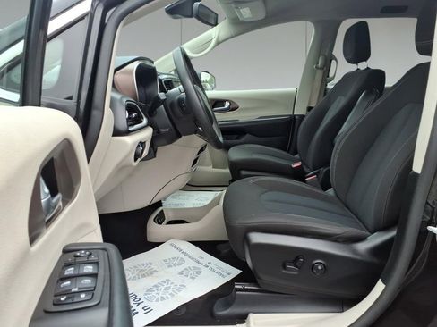 Used 2023 Chrysler Voyager LX FWD image 15