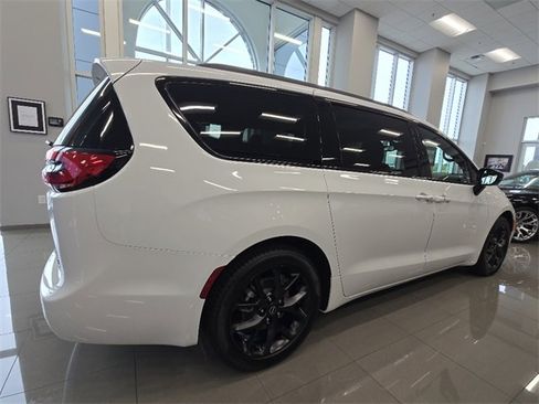 New 2026 Chrysler Pacifica Limited w/ Uconnect Theater Family Group image 2
