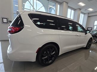 New 2026 Chrysler Pacifica Limited w/ Uconnect Theater Family Group video 2