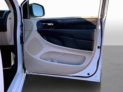 Used 2018 Dodge Grand Caravan SE w/ UConnect Hands-Free Group image 17