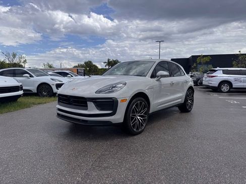 Certified 2024 Porsche Macan w/ Premium Plus Package AWD/4WD image 1