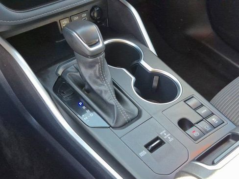 Used 2025 Toyota Highlander LE image 11