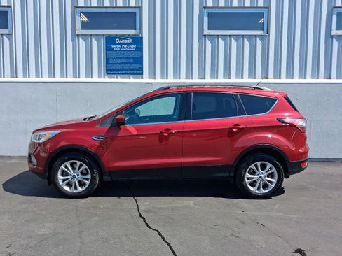 Used 2017 Ford Escape SE w/ Equipment Group 201A AWD/4WD image 2