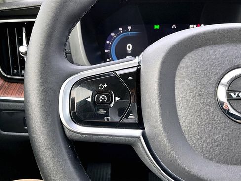 Certified 2023 Volvo XC60 B6 Ultimate w/ Climate Package image 11