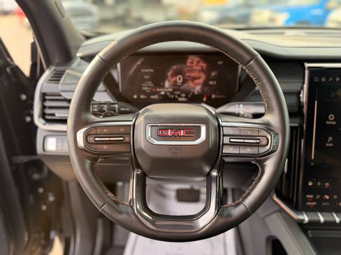 Used 2025 GMC Acadia AT4 w/ Luxury Package image 14