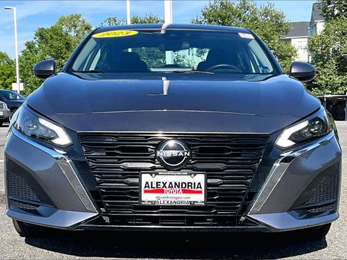 Used 2023 Nissan Altima 2.5 SV w/ SV Premium Package AWD/4WD image 3