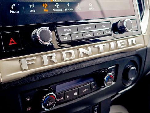 Used 2025 Nissan Frontier SV w/ SV Convenience Package RWD image 25