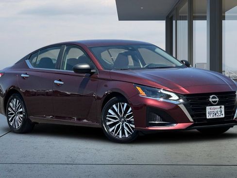 Used 2025 Nissan Altima 2.5 SV FWD image 2