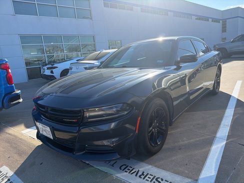 Used 2019 Dodge Charger SXT image 2