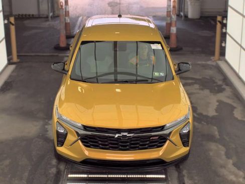 Used 2025 Chevrolet Trax RS FWD image 3