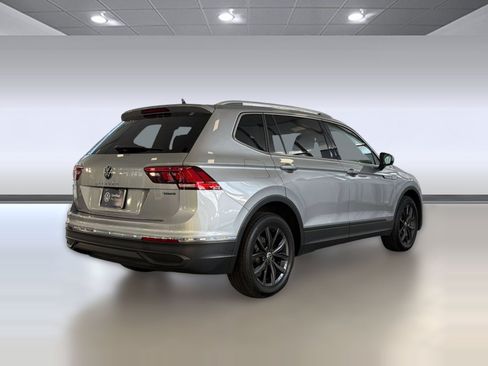 Used 2024 Volkswagen Tiguan SE w/ Panoramic Sunroof Package AWD/4WD image 9