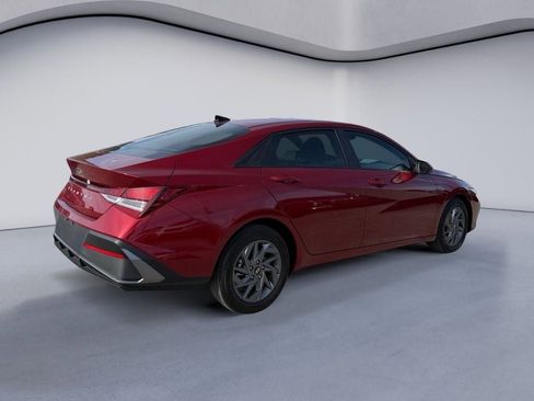 Used 2024 Hyundai Elantra SEL FWD image 5