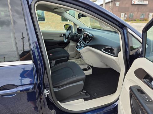 Used 2017 Chrysler Pacifica Touring image 19