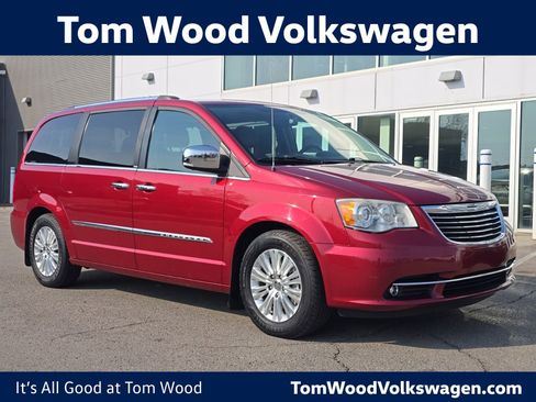 Used 2013 Chrysler Town & Country Limited w/ Luxury Group FWD image 1