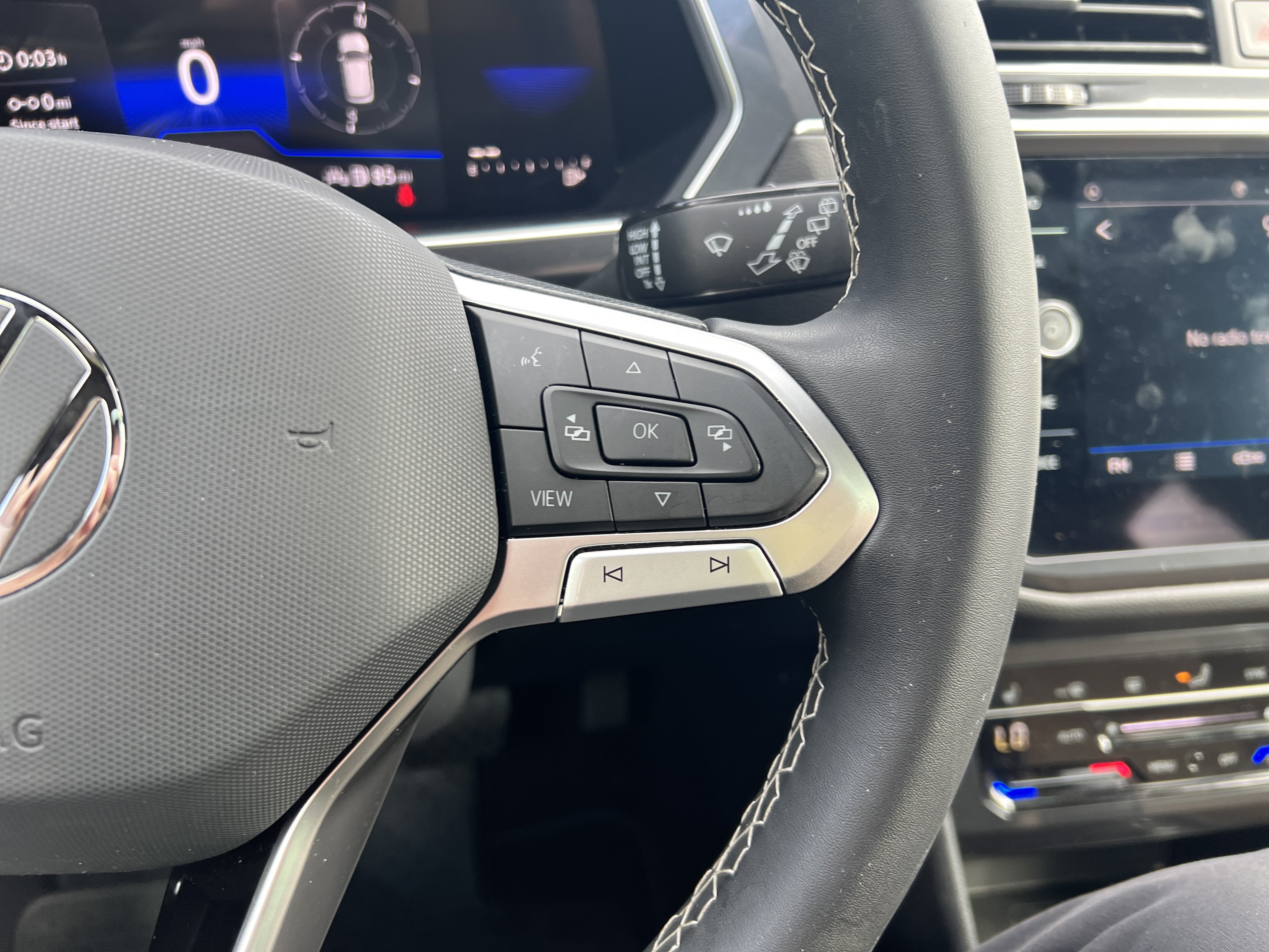 Used 2023 Volkswagen Tiguan SE w/ Panoramic Sunroof Package FWD image 16