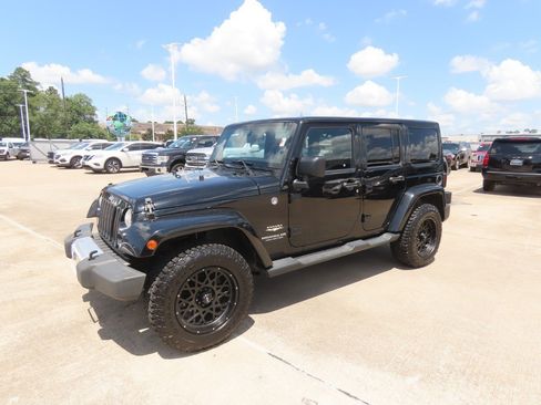 Used 2015 Jeep Wrangler Unlimited Sahara w/ Connectivity Group AWD/4WD image 2