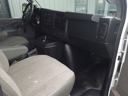 Used 2017 GMC Savana 3500 image 18