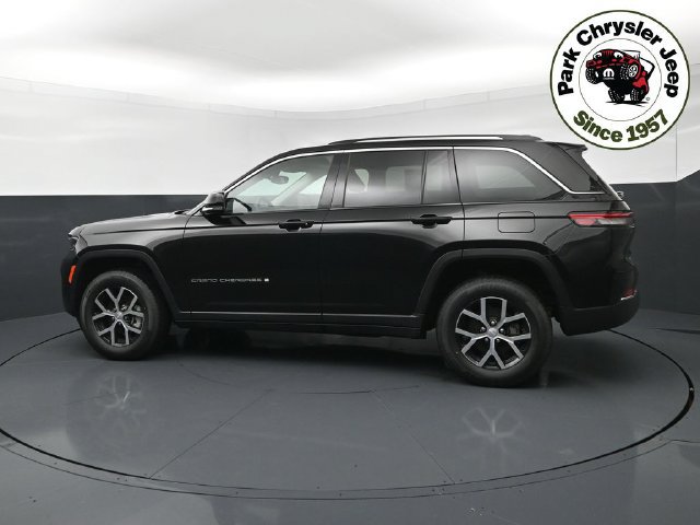 Used 2023 Jeep Grand Cherokee Limited w/ Trailer Tow Prep Group (B) AWD/4WD image 3