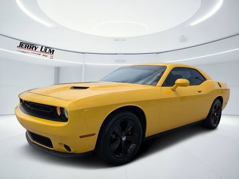 Used 2018 Dodge Challenger SXT RWD image 7