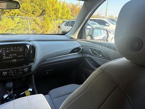 Used 2021 Chevrolet Traverse LT image 41