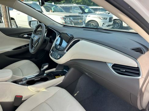 Used 2021 Chevrolet Malibu LT w/ Leather Package FWD image 9