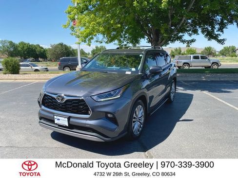 Used 2022 Toyota Highlander Platinum AWD/4WD image 1