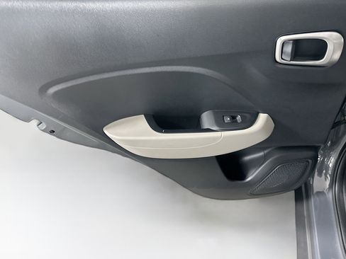Used 2025 Hyundai Venue SEL FWD image 25
