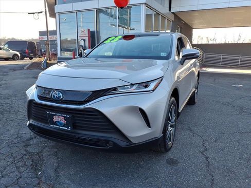 Certified 2023 Toyota Venza LE image 3