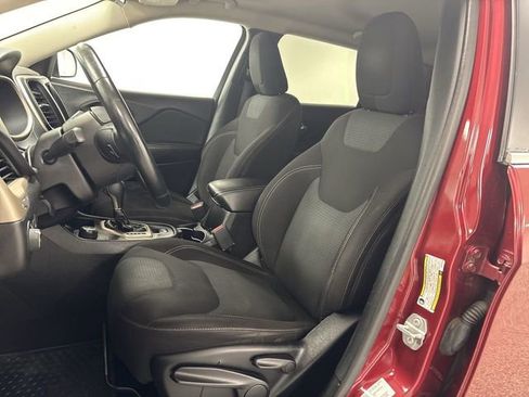 Used 2017 Jeep Cherokee Latitude w/ Cold Weather Group image 11