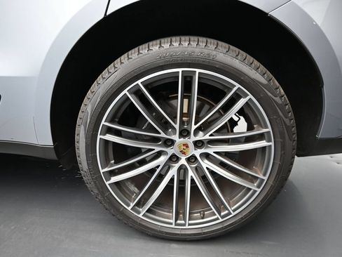 Certified 2026 Porsche Macan AWD/4WD image 9