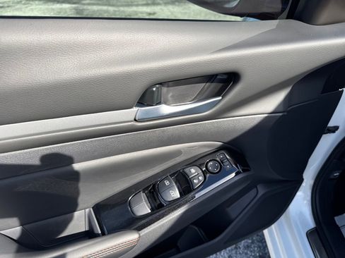 New 2025 Nissan Altima 2.5 SR image 13