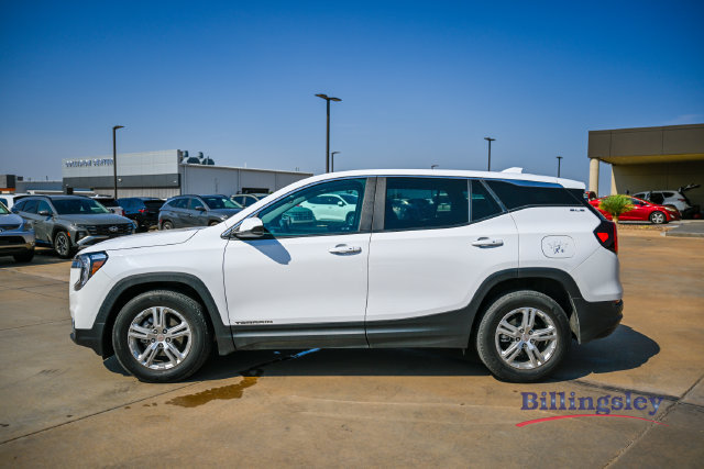 Used 2024 GMC Terrain SLE FWD image 2