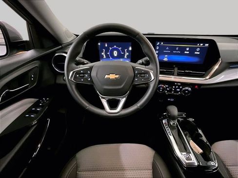 Used 2024 Chevrolet Trax LT w/ Driver Confidence Package FWD image 5