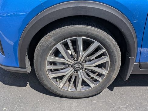 Used 2024 Nissan Kicks SV FWD image 3