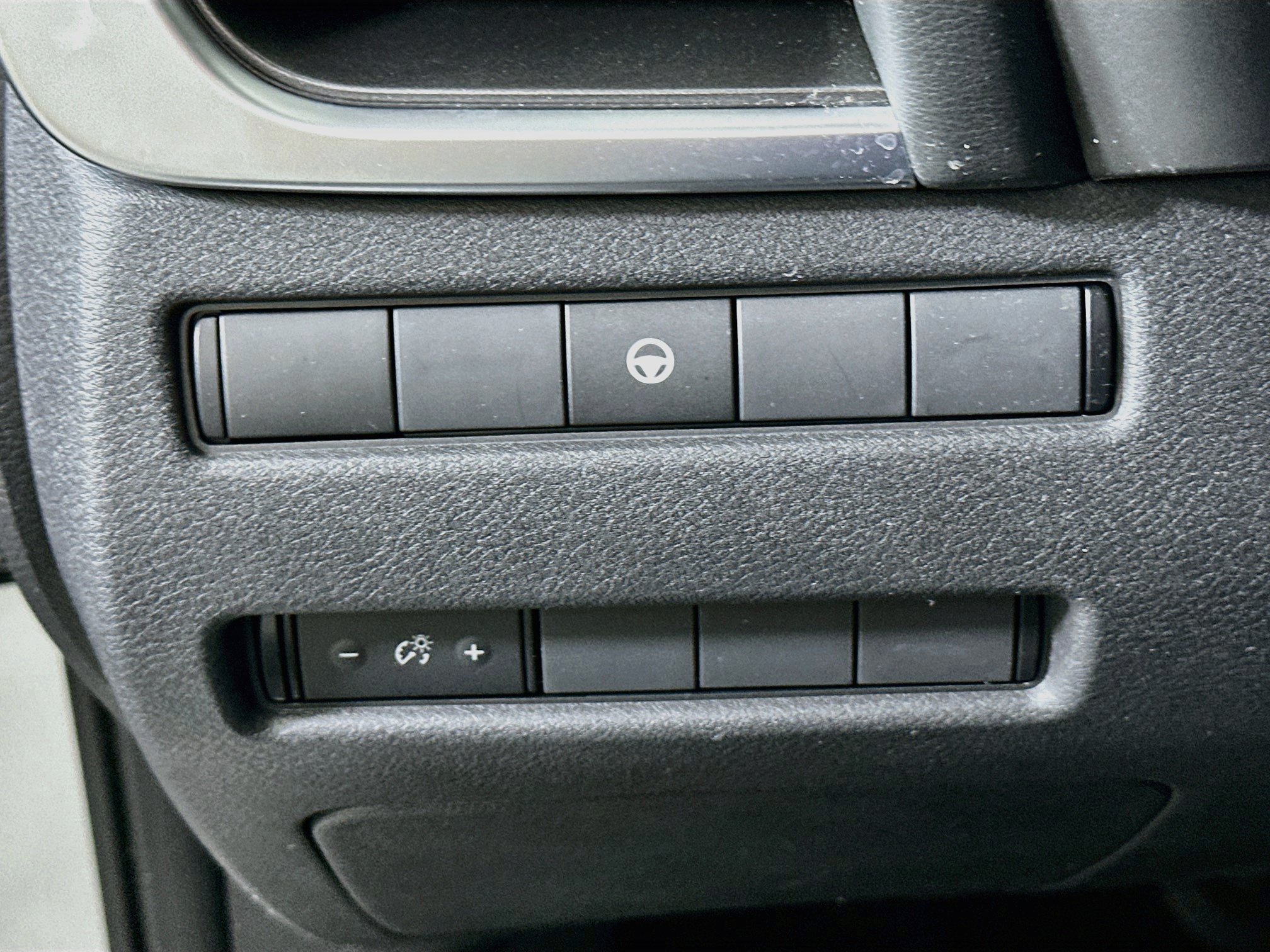 Used 2023 Nissan Rogue SV FWD image 16