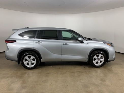 Used 2024 Toyota Highlander LE AWD/4WD image 7