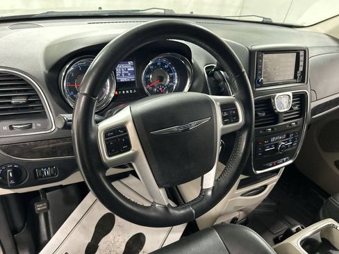 Used 2014 Chrysler Town & Country Touring FWD image 4