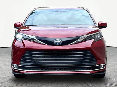 Used 2024 Toyota Sienna XLE FWD image 4