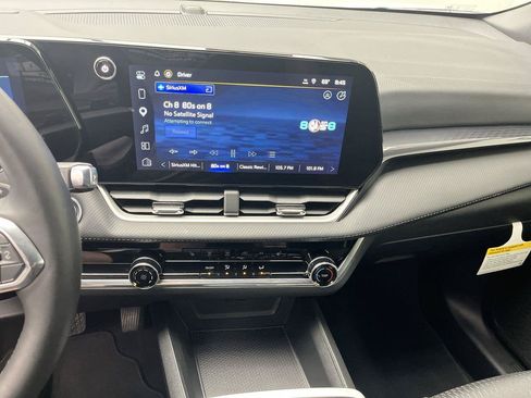 Used 2026 Chevrolet Equinox LT w/ Safety and Technology Package FWD image 16