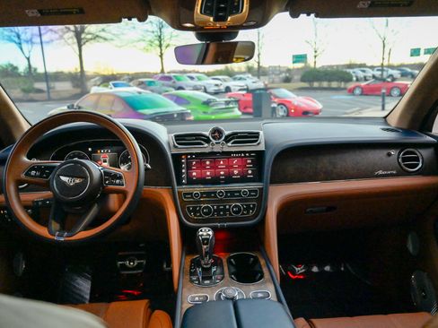 Used 2023 Bentley Bentayga image 44