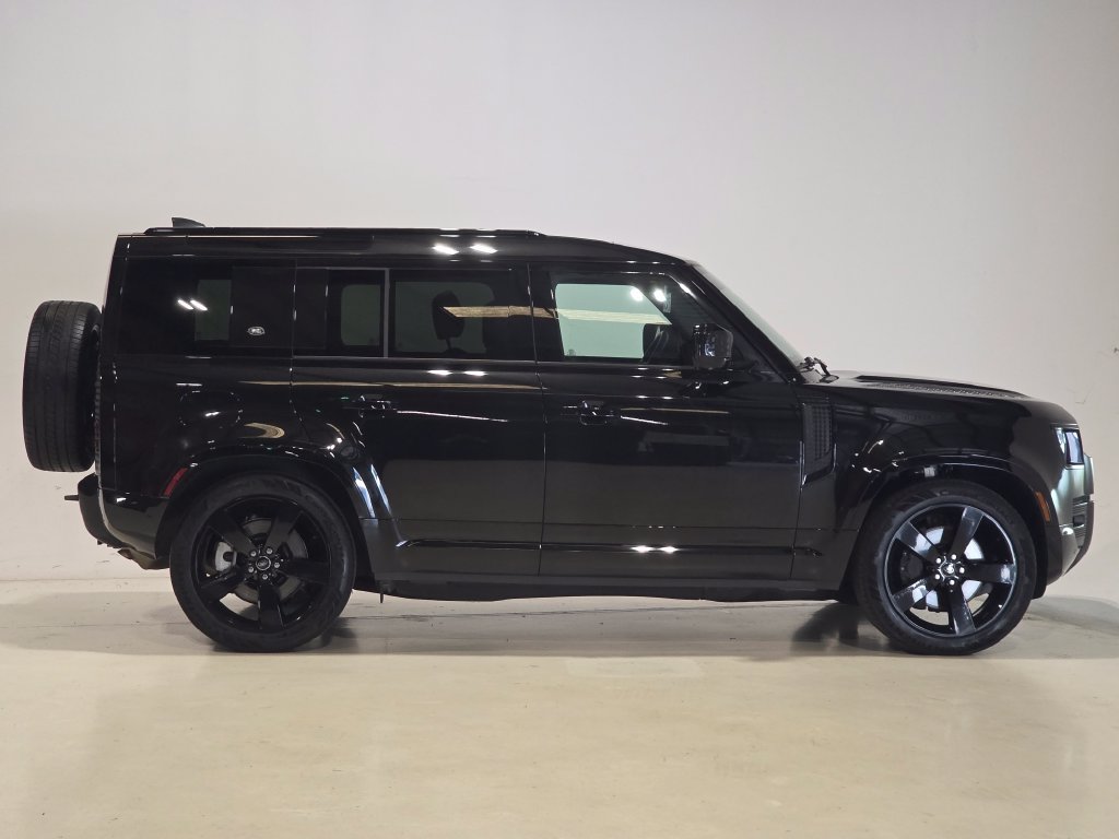 Certified 2024 Land Rover Defender 110 X-Dynamic SE AWD/4WD image 4