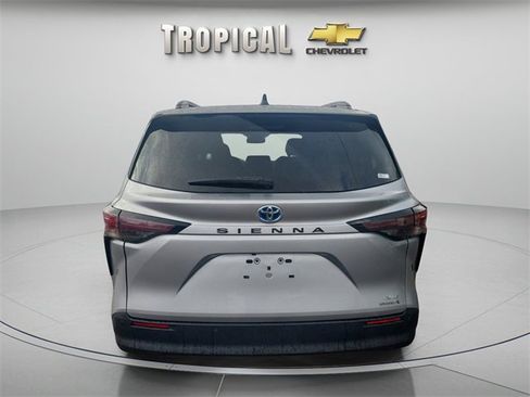Used 2023 Toyota Sienna XLE image 4