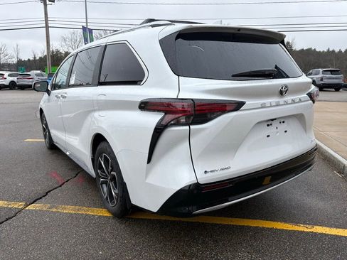 New 2026 Toyota Sienna Platinum image 3