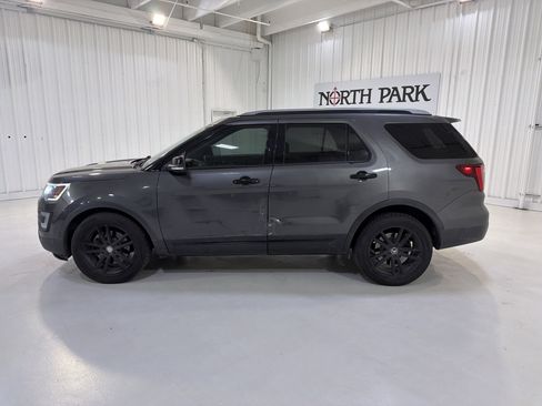 Used 2017 Ford Explorer Sport w/ Equipment Group 401A AWD/4WD image 2