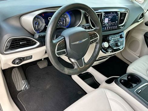 Used 2020 Chrysler Pacifica Touring-L Plus w/ Advanced Safetytec Group image 9